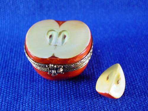 HALF APPLE W/ SLICE
